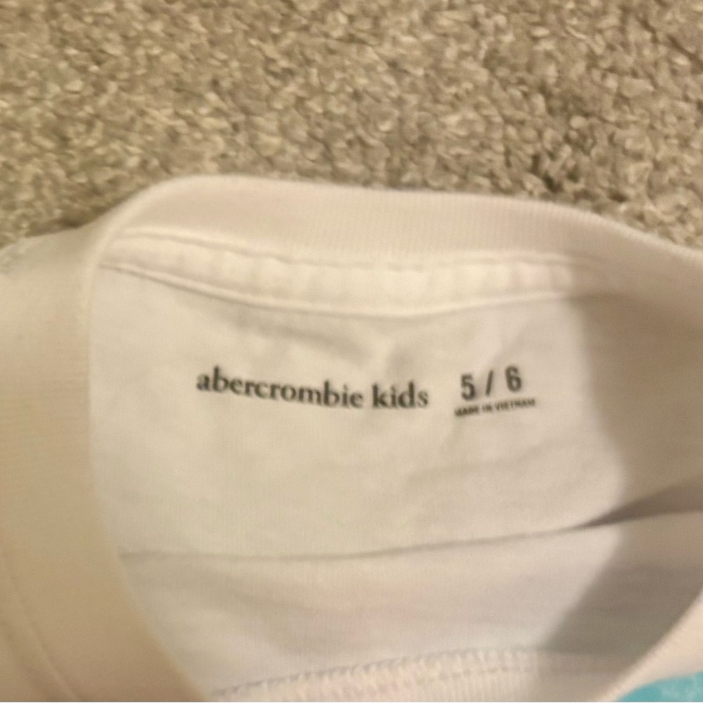Girls Abercrombie Kids Barbie Vacay Shirt Size 5/6 - Picture 2 of 3